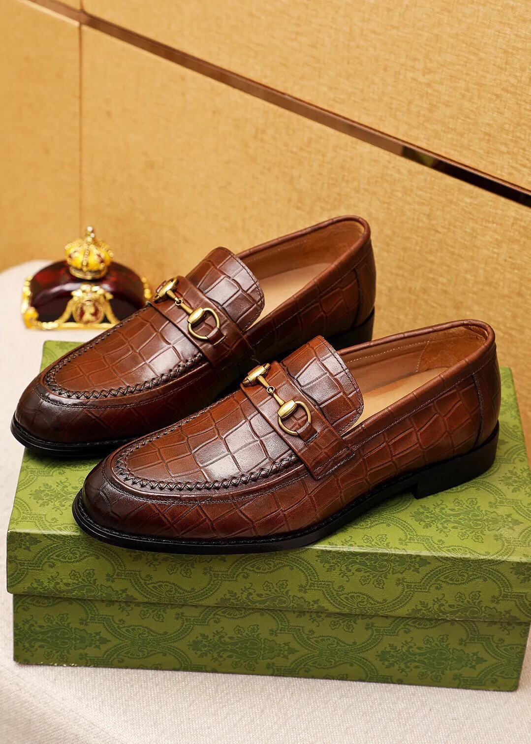Men's shoes 💰460 💐 Product trademark: GUCCI "Gucci" casual leather shoes Regular size: 38-44 (45🉑️customized) Product materials: Selected imported first-layer calfskin embossed upper + luxury hardware buckle, imported water-dyed cow leather lining. Strong three-dimensional visual effect, combined outsole Color: 2⃣️colors available